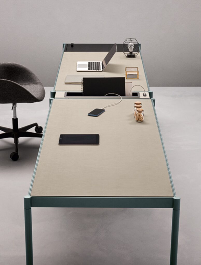 Fluido two desks end to end