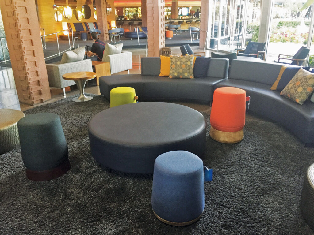 four MÜM poufs around circular table