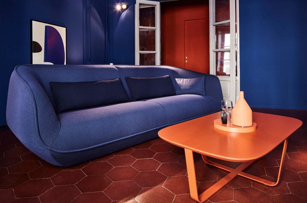 Nook sofa in blue with dark blue cushions