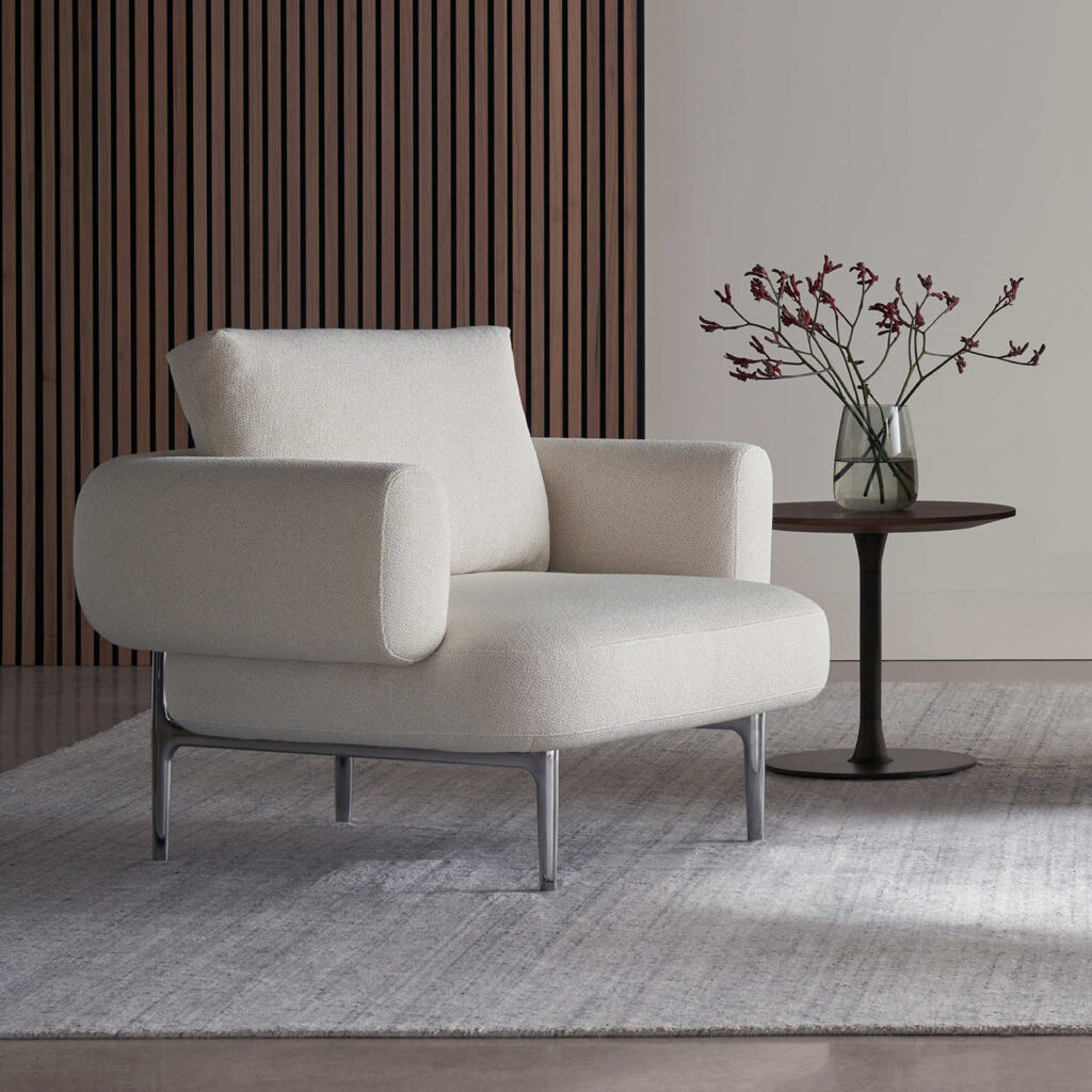 Casen white lounge chair with side table
