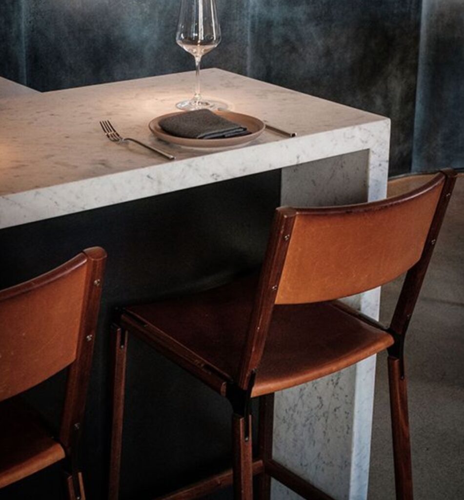 Bar stool in oak and brown leather