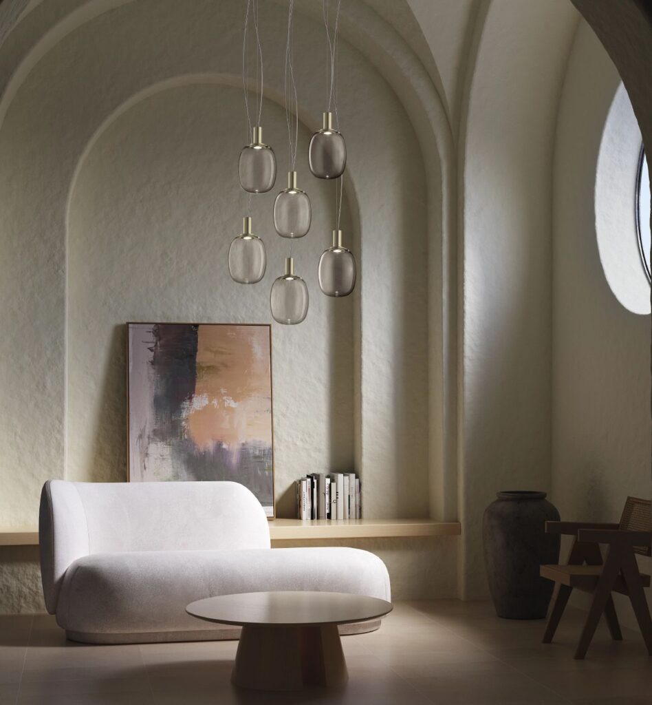 Six Riflesso pendants in smoke in living room