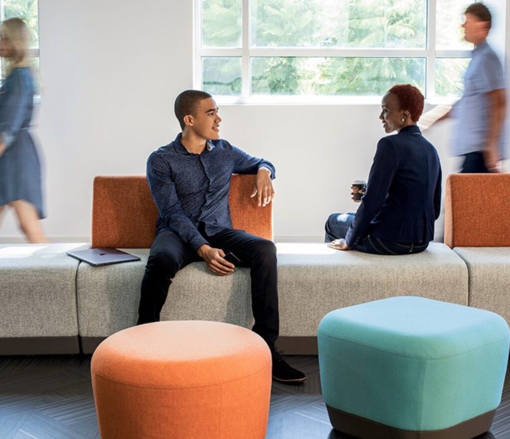 Paséa modular seating with man and woman