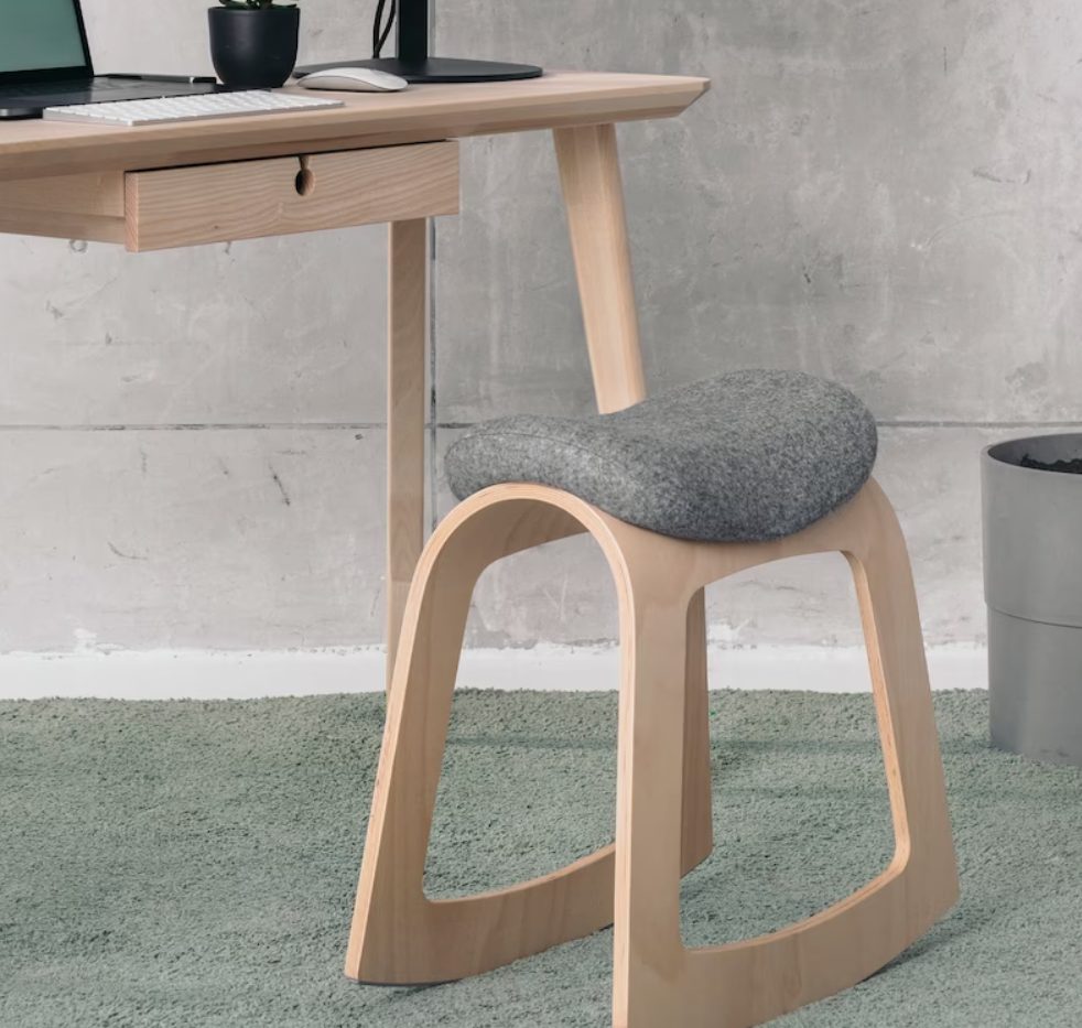 Muista with desk