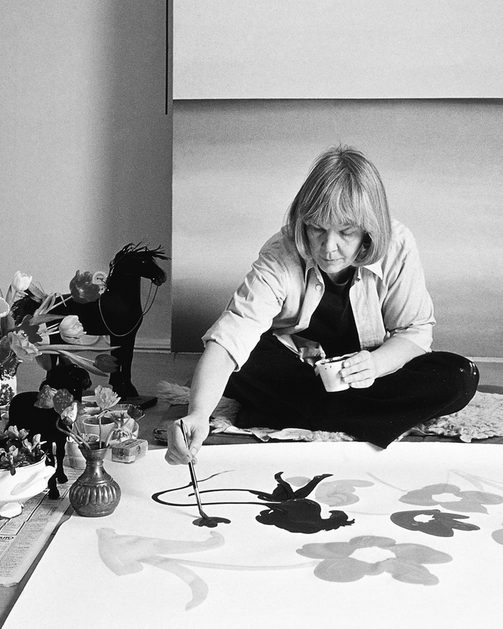 Designer Maija Isola painting
