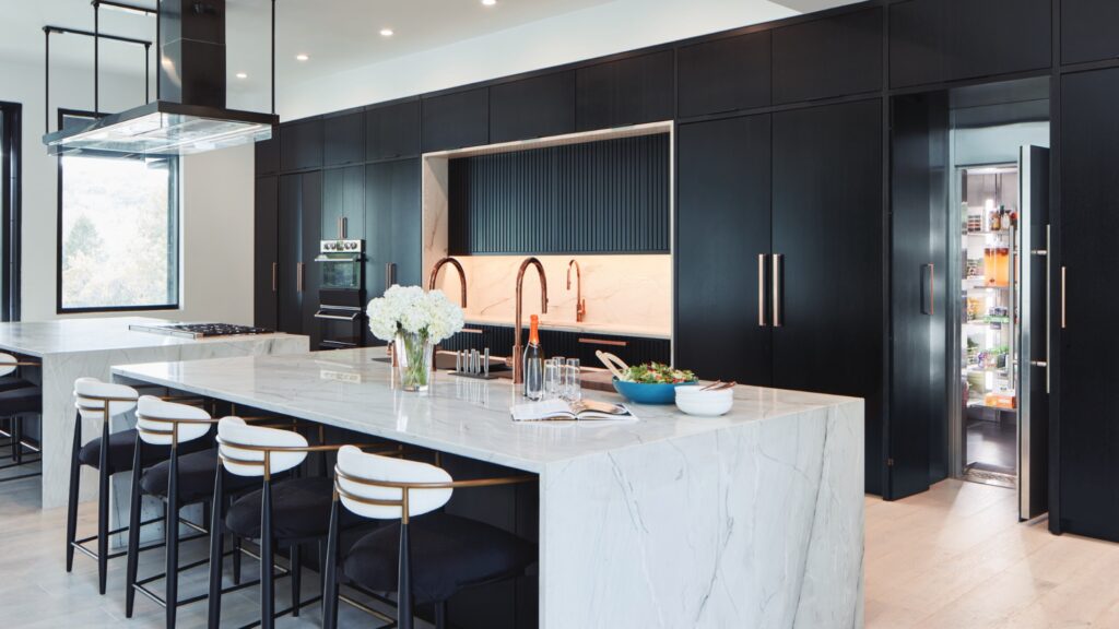 Modern kitchen with walk-in unit with open door and partial view of interior