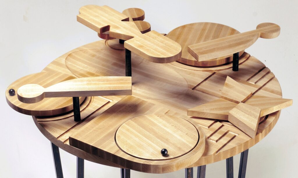 Table with different spinning adornments