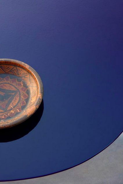 The glossy ocean blue stoneware top of Allure O'