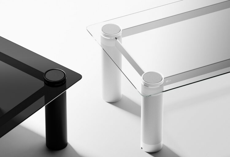 Verre partial views of black and white tables as seen from above