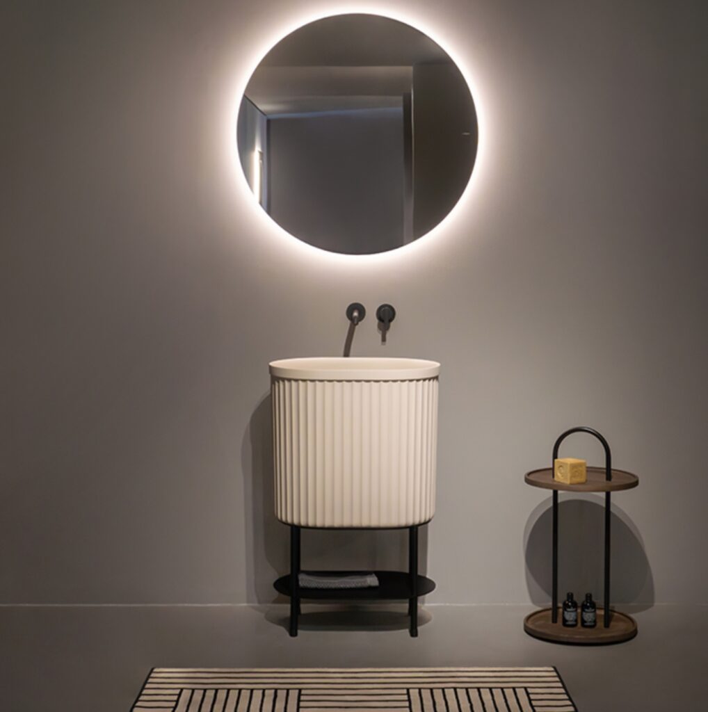 Heritage 50 washbasin with round mirror