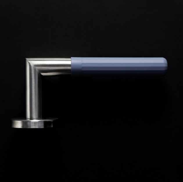 A textured TOCCO handle in a light blue.
