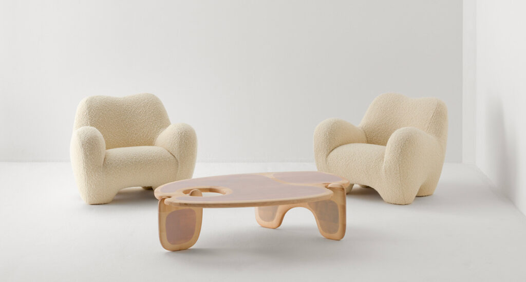 Gummy chairs in white and palette table