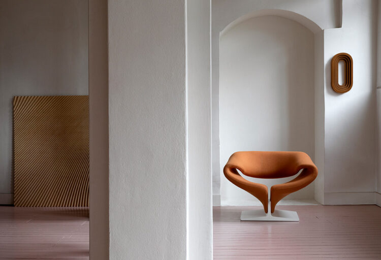 A nut-colored Ribbon Chair in a room