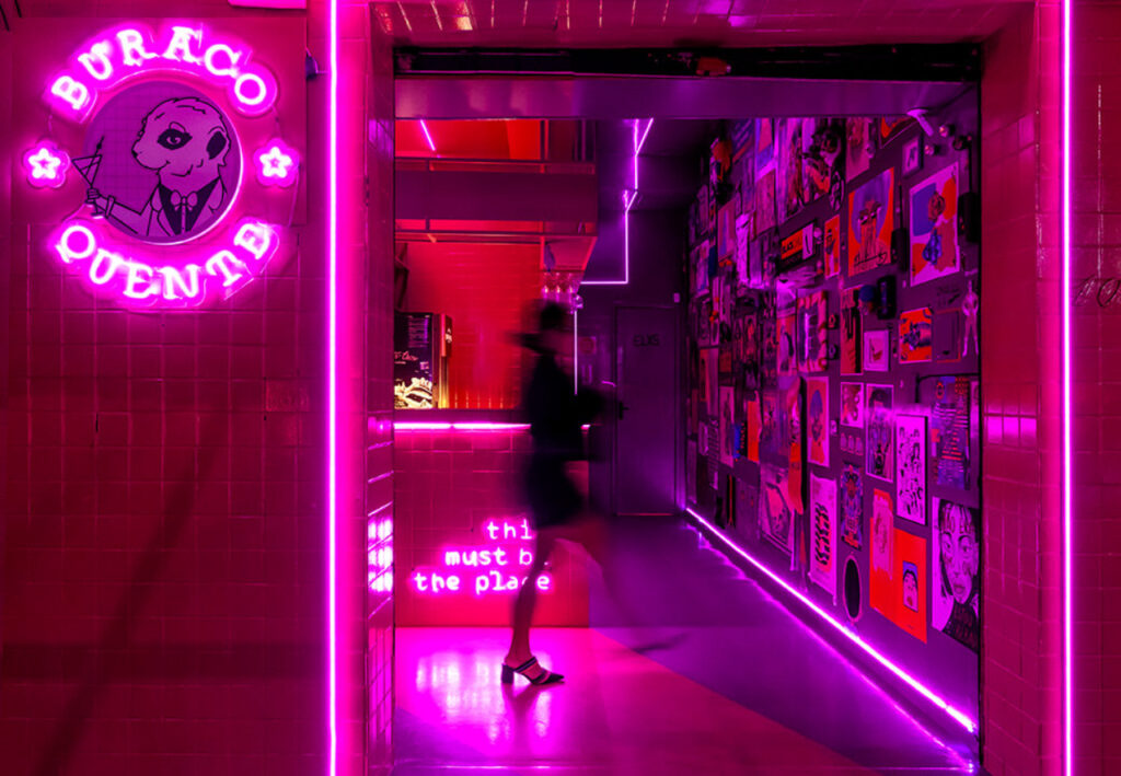 Buraco Quente bar with woman