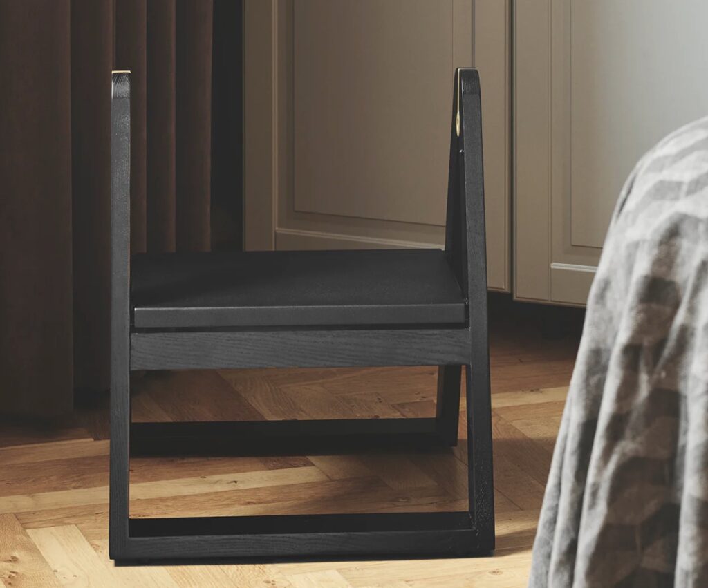 Reech black in bedroom