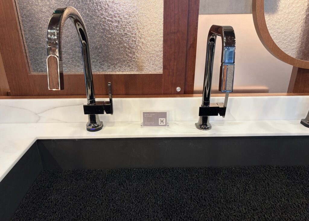 Tap with levers and glass inset