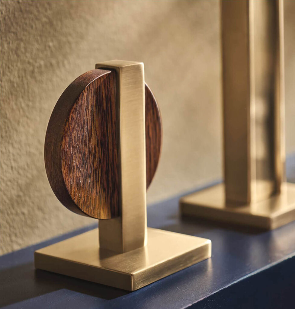 Tap lever with wooden circle and upright brass