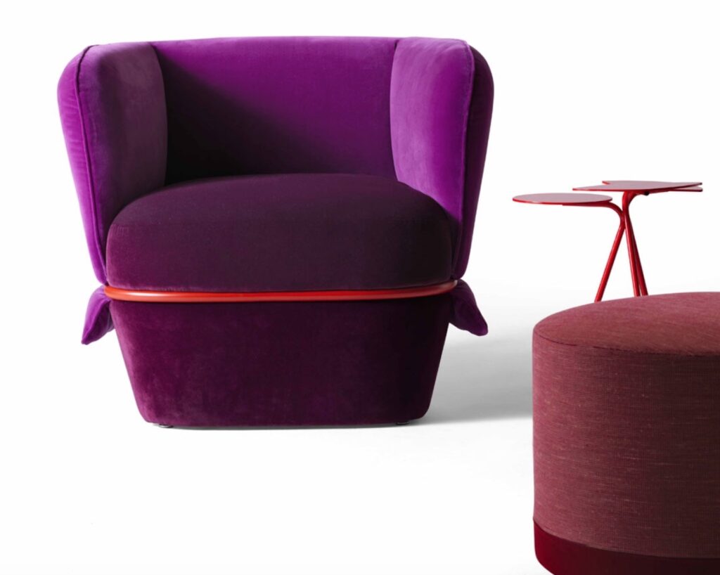 Chemise in purple and red with ottoman and side table