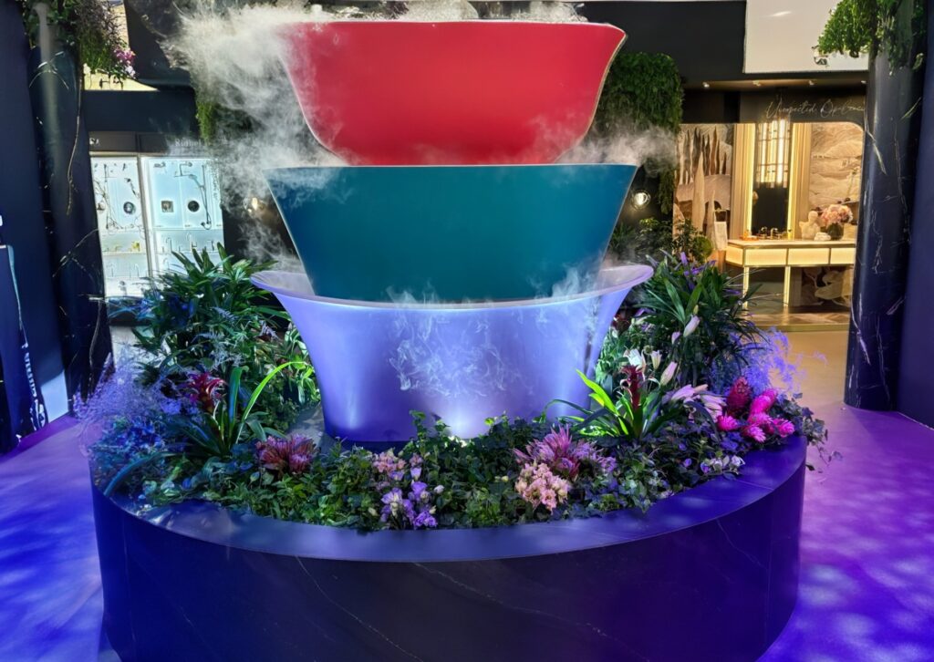 bathtub sculpture at House of Rohl booth