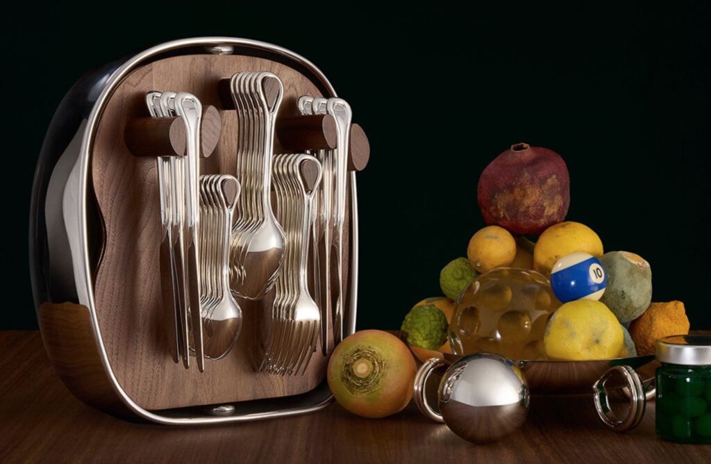 Carousel in open position with bowl of fake fruit
