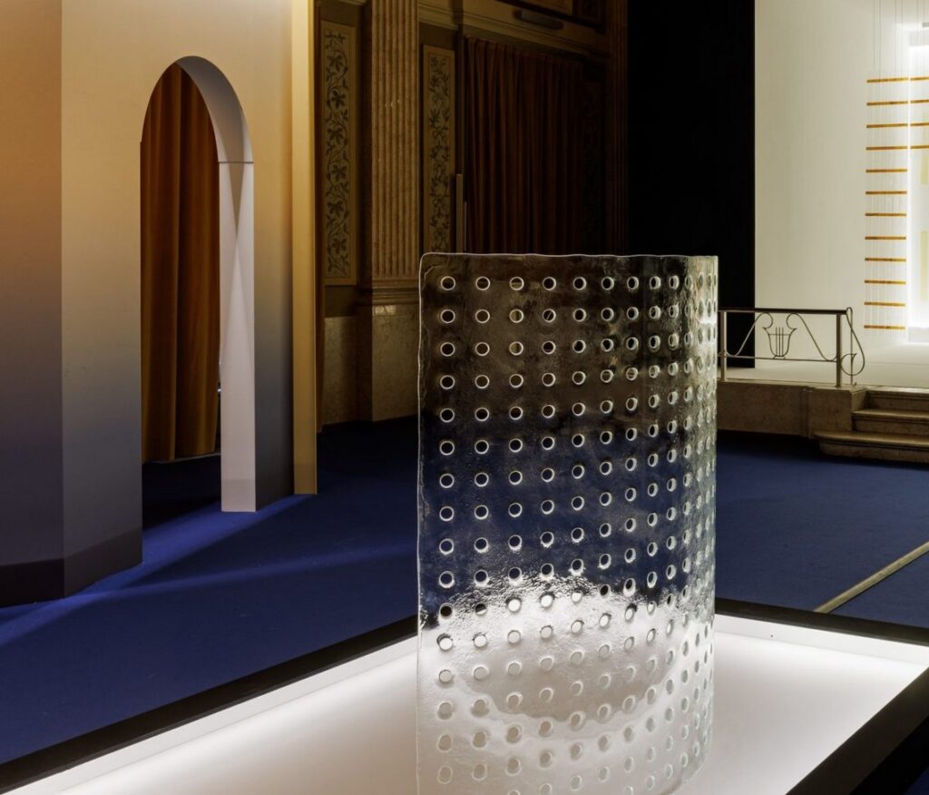 Curved glass screen element