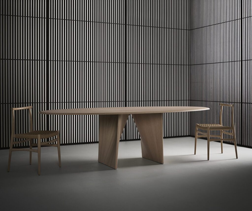 Lambda in wood with elliptical top and matching chairs