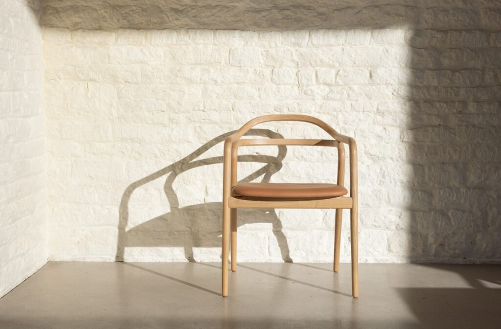 Tacta-U chair against white brick wall
