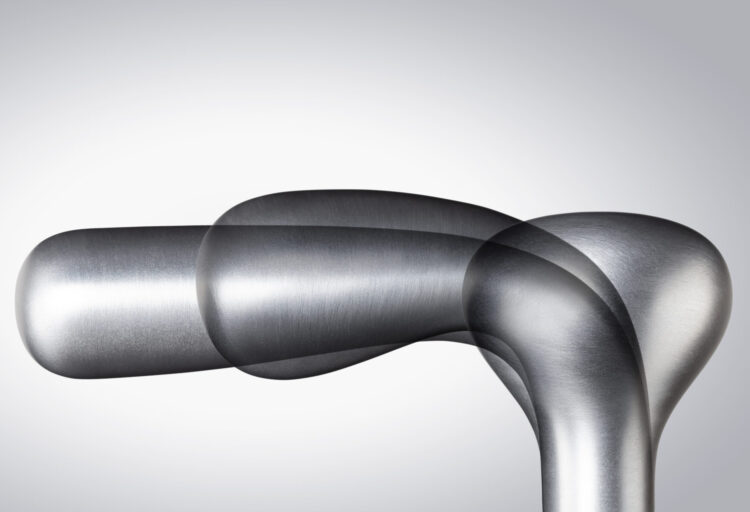 Close-up study of Verum’s minimalist door handle showing the fluid transition from lever to base in brushed aluminum.